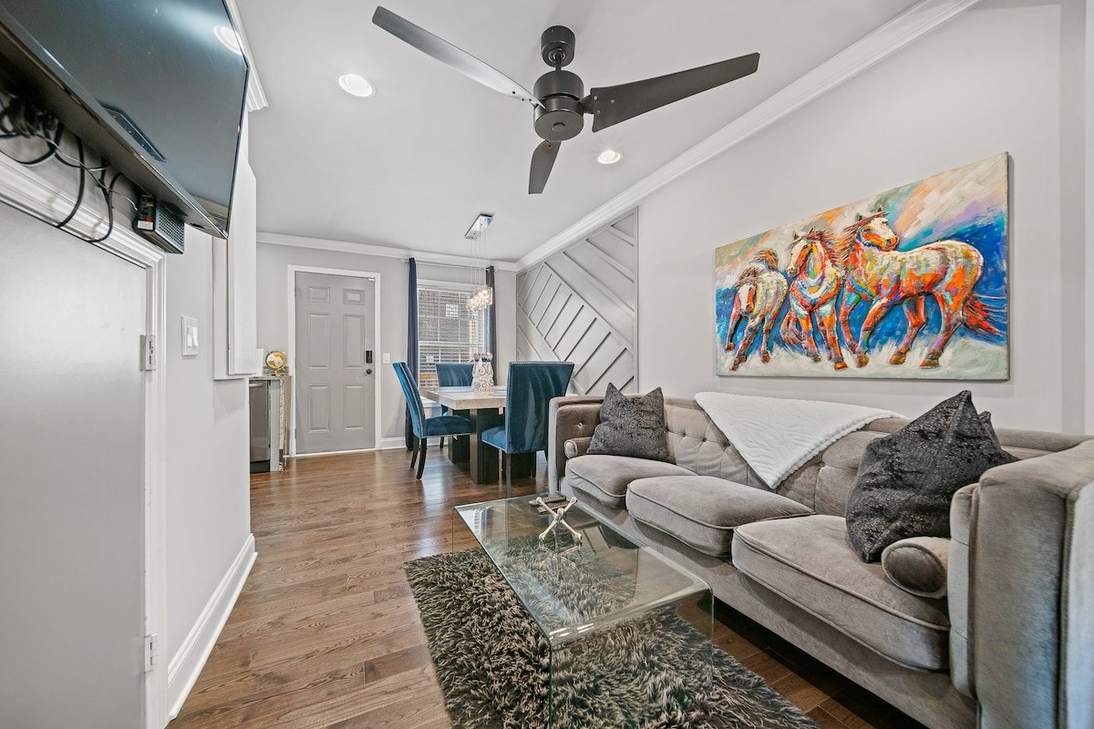 Trendy Town Home C gallery image 4