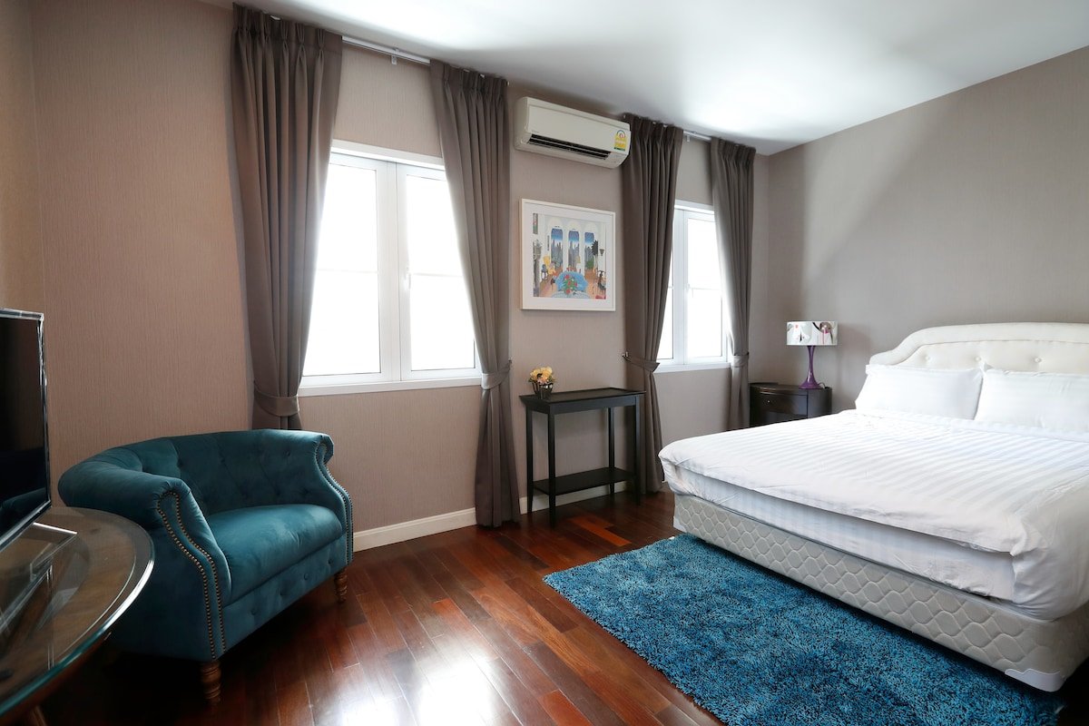 3BR (200sqm.) + guest pool and close to BTS/MRT! gallery image 5