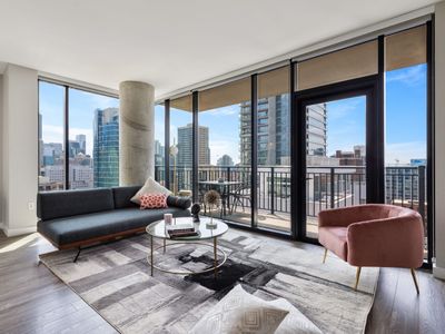 2BR Retreat in Downtown + City Skyline Views