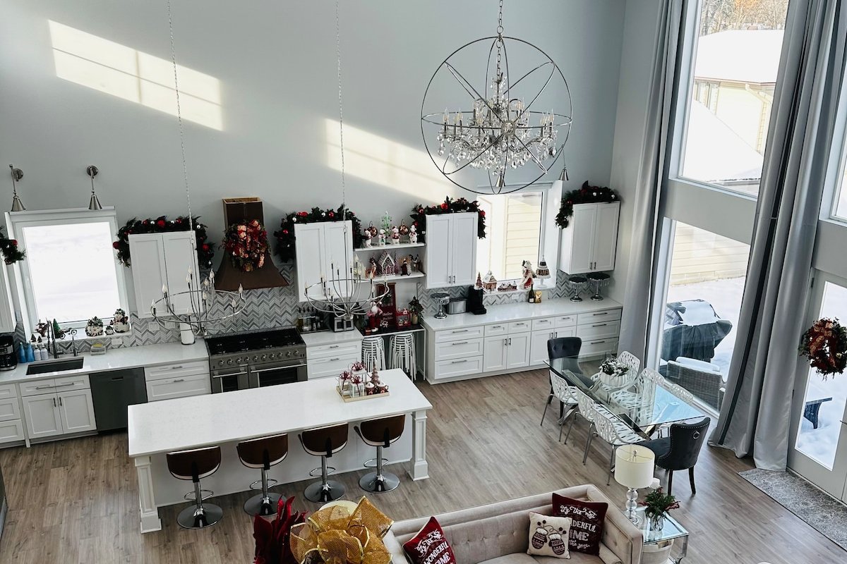 Stunning Elegant Retreat. Central. New home! gallery image 2