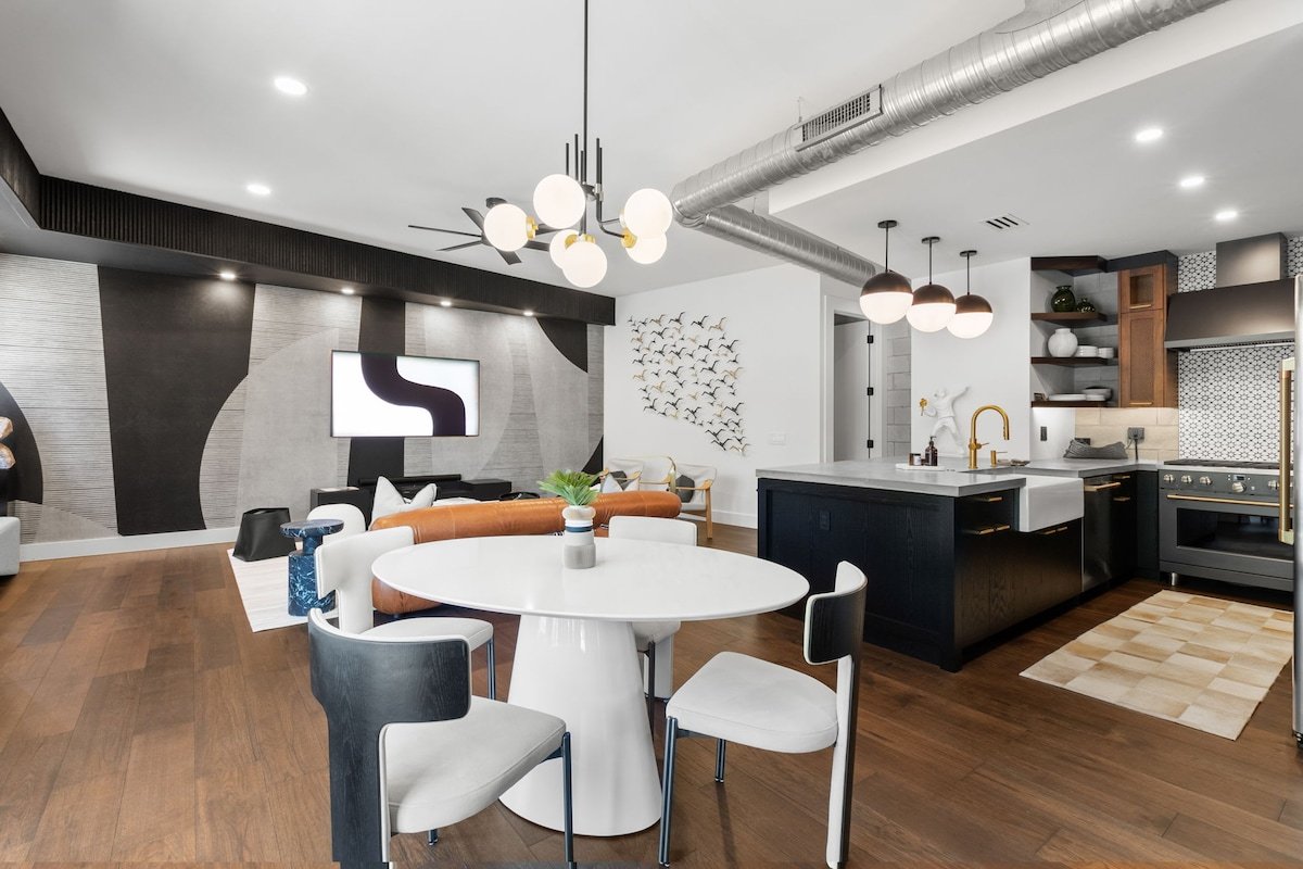 Two Luxurious Hyde Park Homes w/ 5 Star Amenities gallery image 4