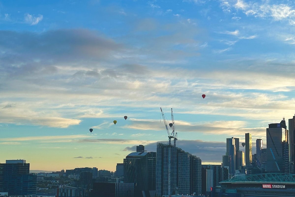 Waterfront Apartment. Best Views in Melbourne! gallery image 3