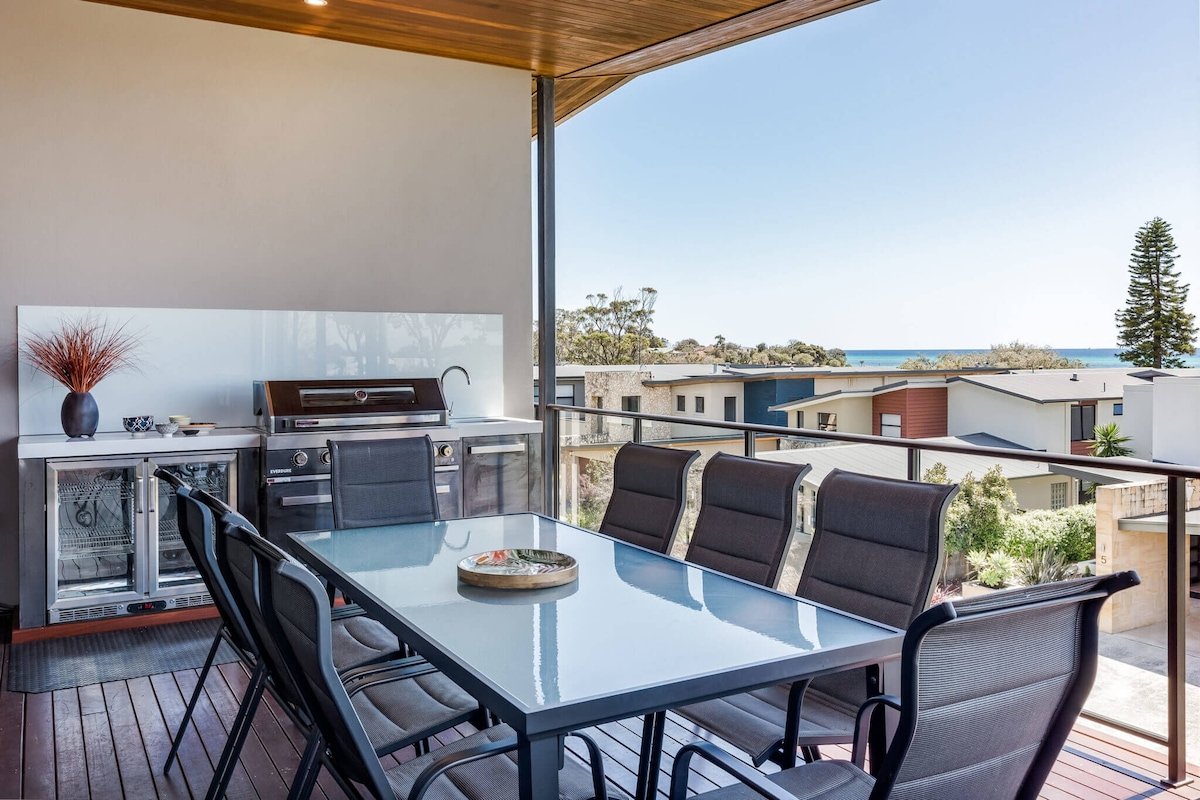 Regency Beach House gallery image 4