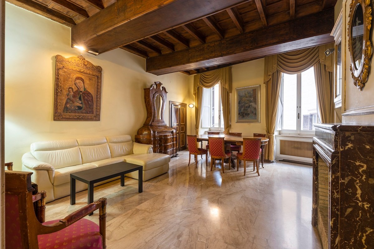 Exclusive historical apartment gallery image 4