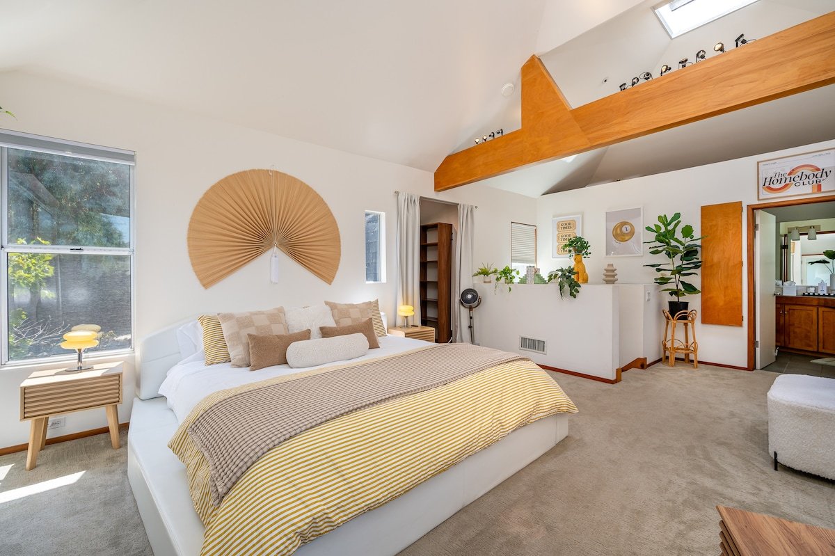 Stunning Architectural Combo: 3 Units Sleeps 13! gallery image 3