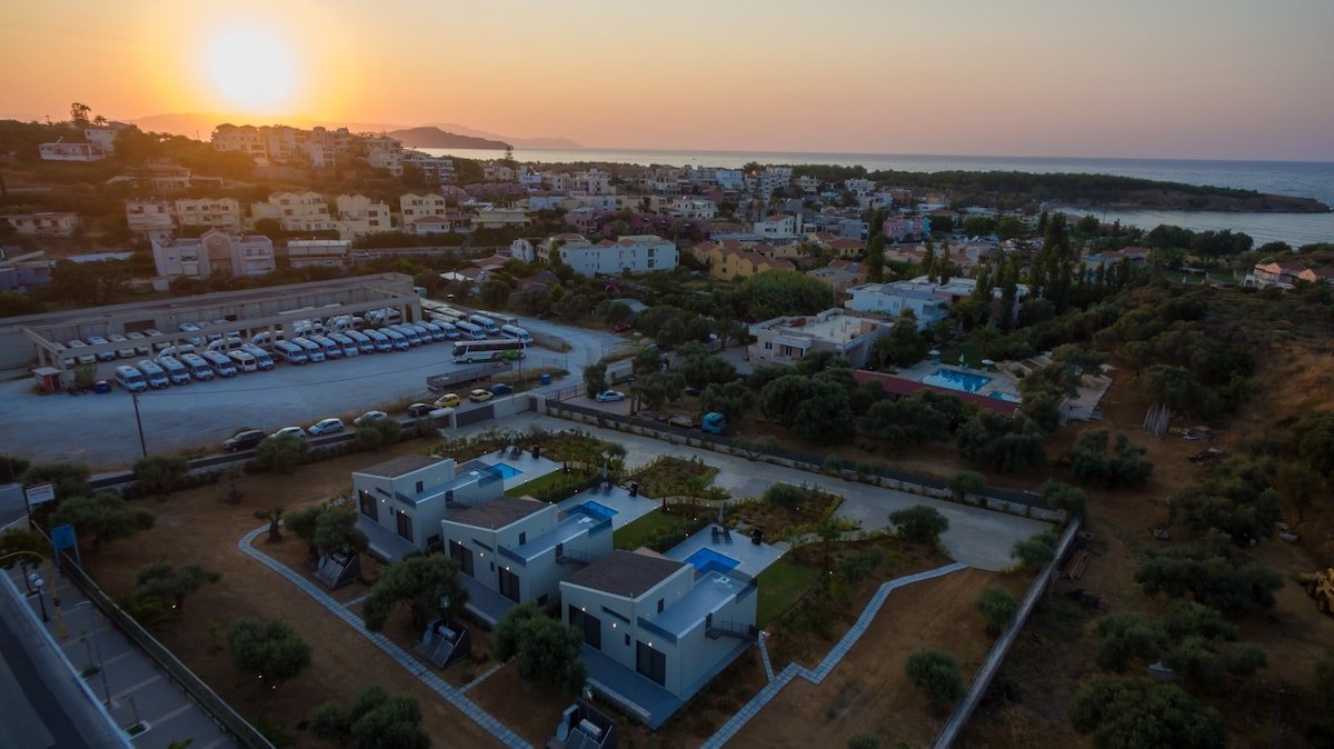 3Prvt Heated Pool-New villas 18 sleeps-Walk to ALL gallery image 5