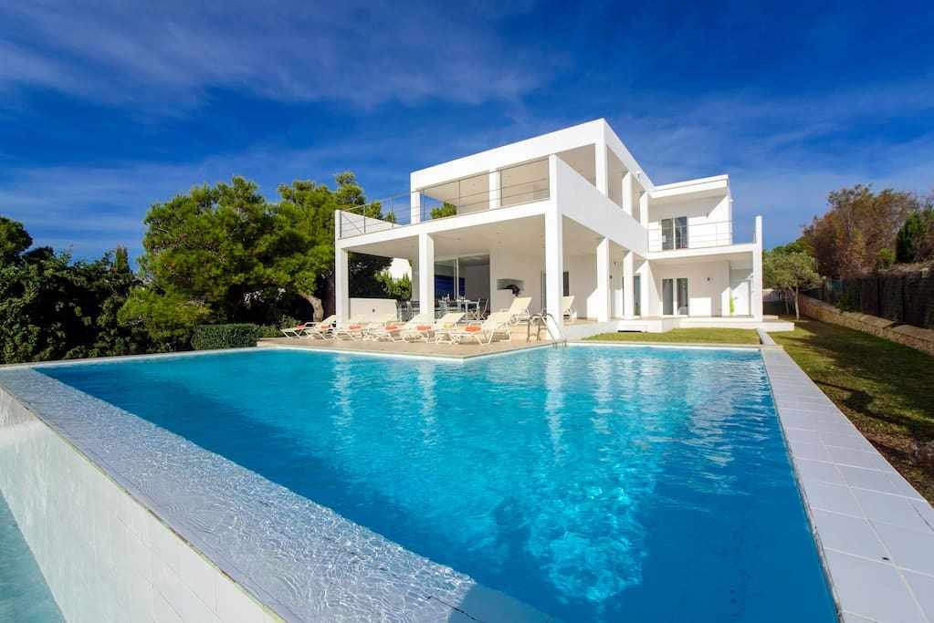 House with direct access to the sea, pool and wifi gallery image 2