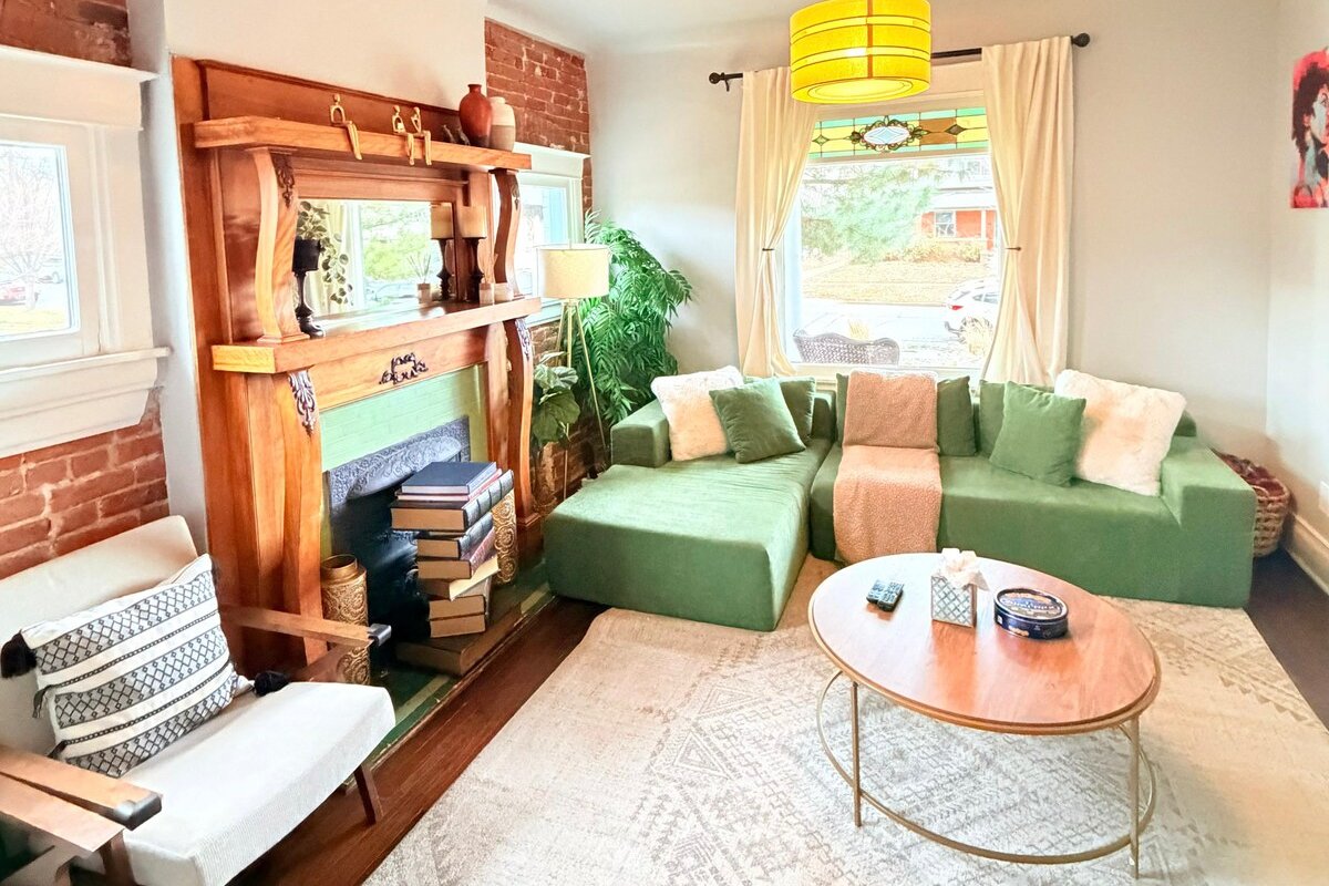 5-Bedroom Victorian Home| Private Yard |Sleeps 10 gallery image 4