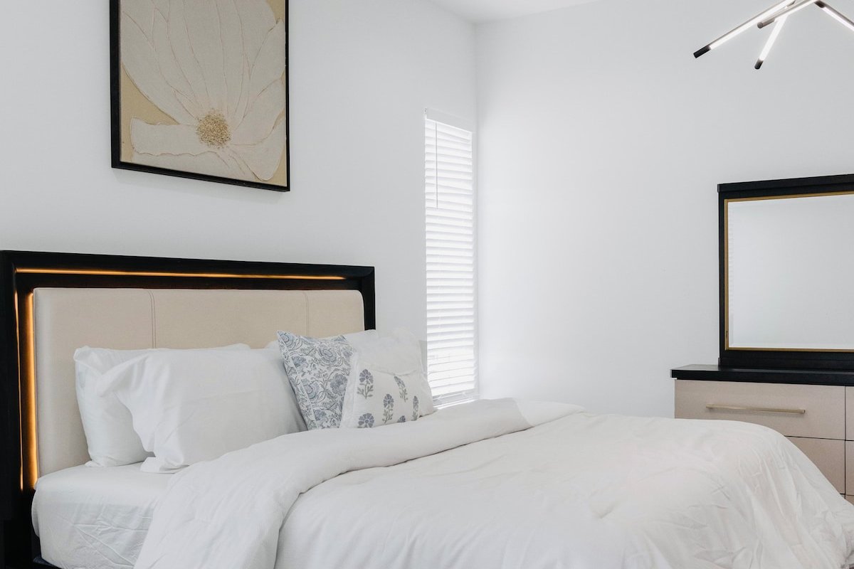 Modern 5BR New Home with Downtown and Sunset View gallery image 2