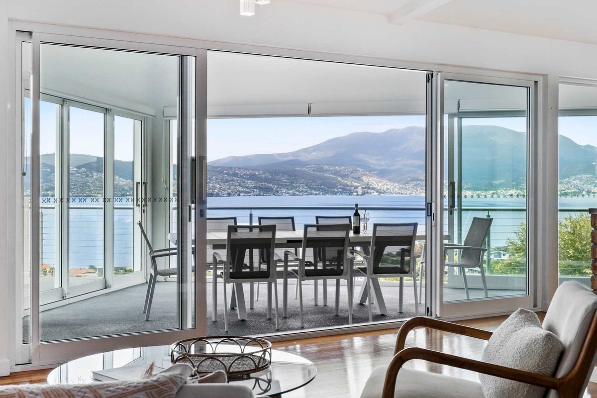 “Hillside Hideaway” Sleeps 10, Stunning Views.