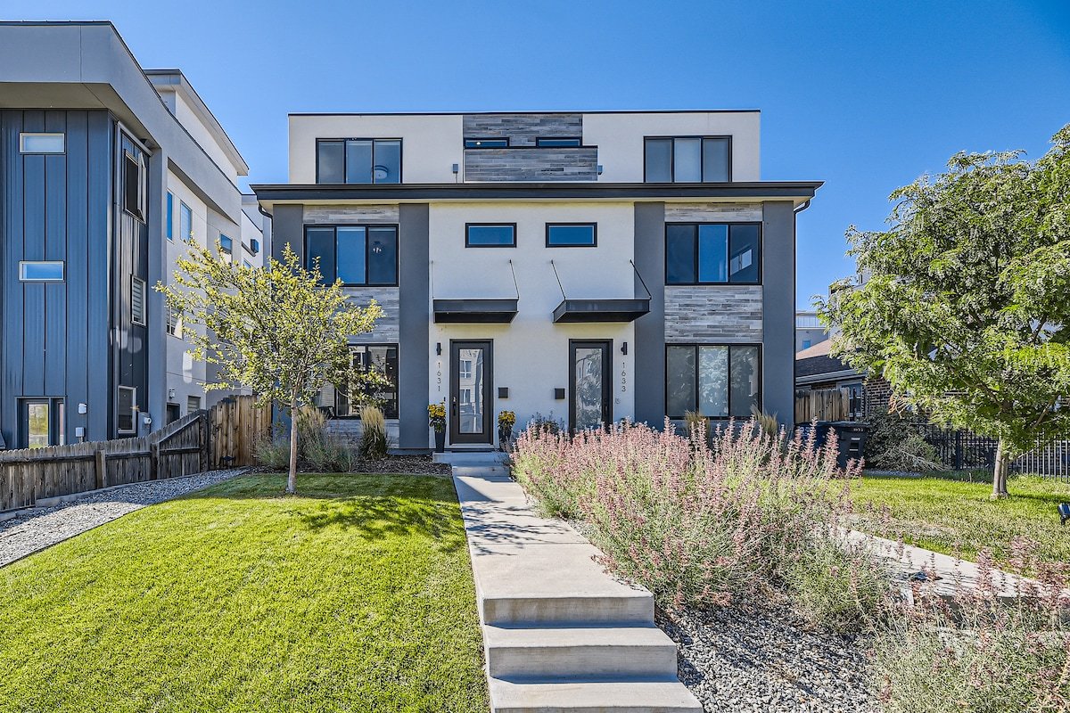 Stunning Luxury Home by Lake & Bronco’s Stadium gallery image 3