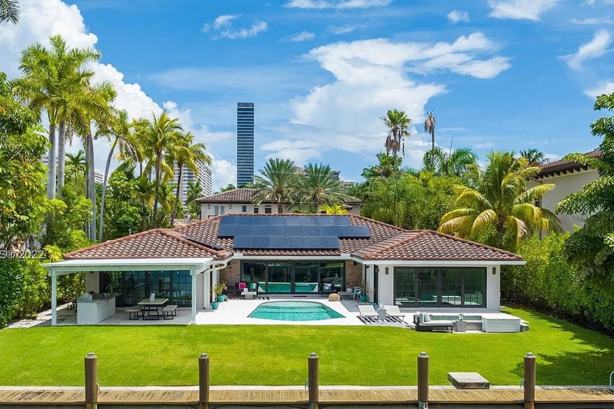 4BR Sunset Waterfront Villa w/pool and spa gallery image 3