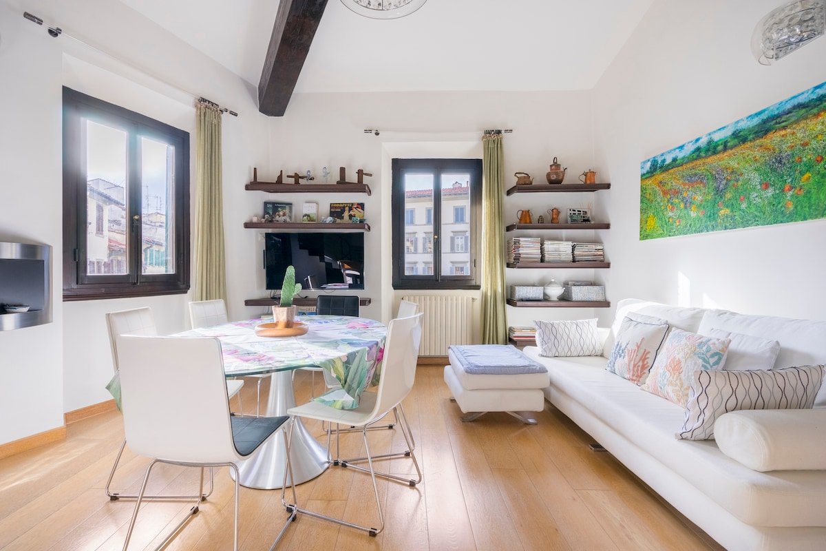 Bright and spacious apartment in the city center gallery image 2