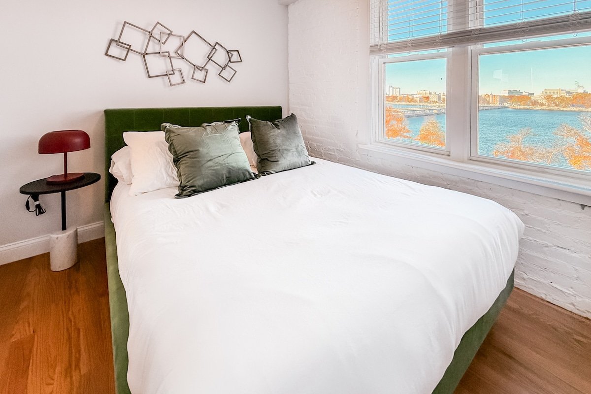 Stunning Penthouse, Private Deck & River Views gallery image 4