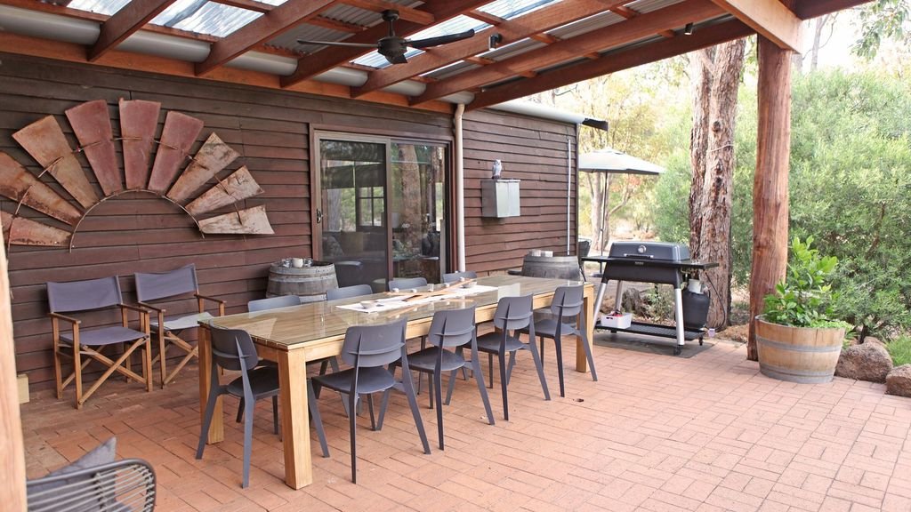 Rivendell Lodge located in a beautiful vineyard gallery image 5