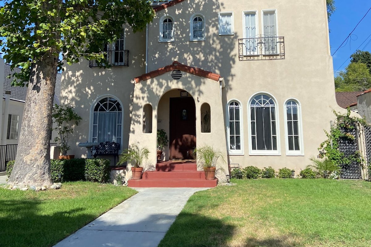 Glendale Spacious Character Home In Prime Location gallery image 2