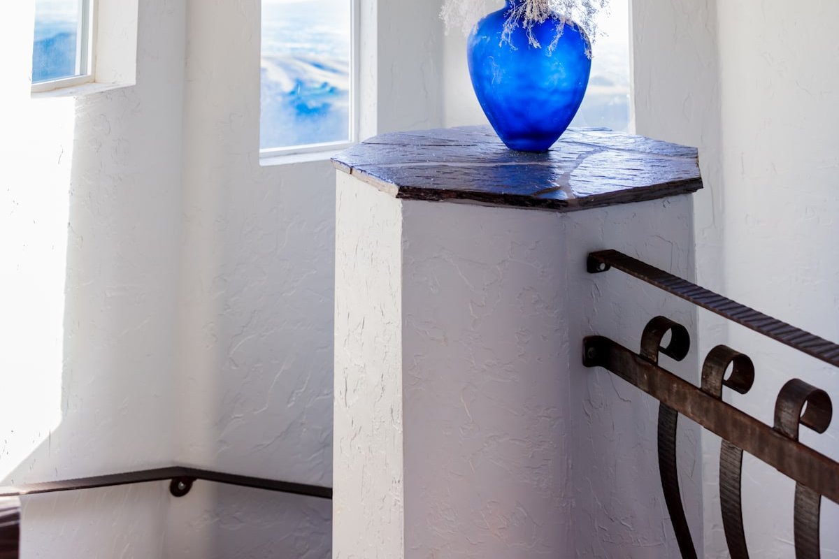 Red Barn Ranch: Peaceful Ridge Hideaway gallery image 4