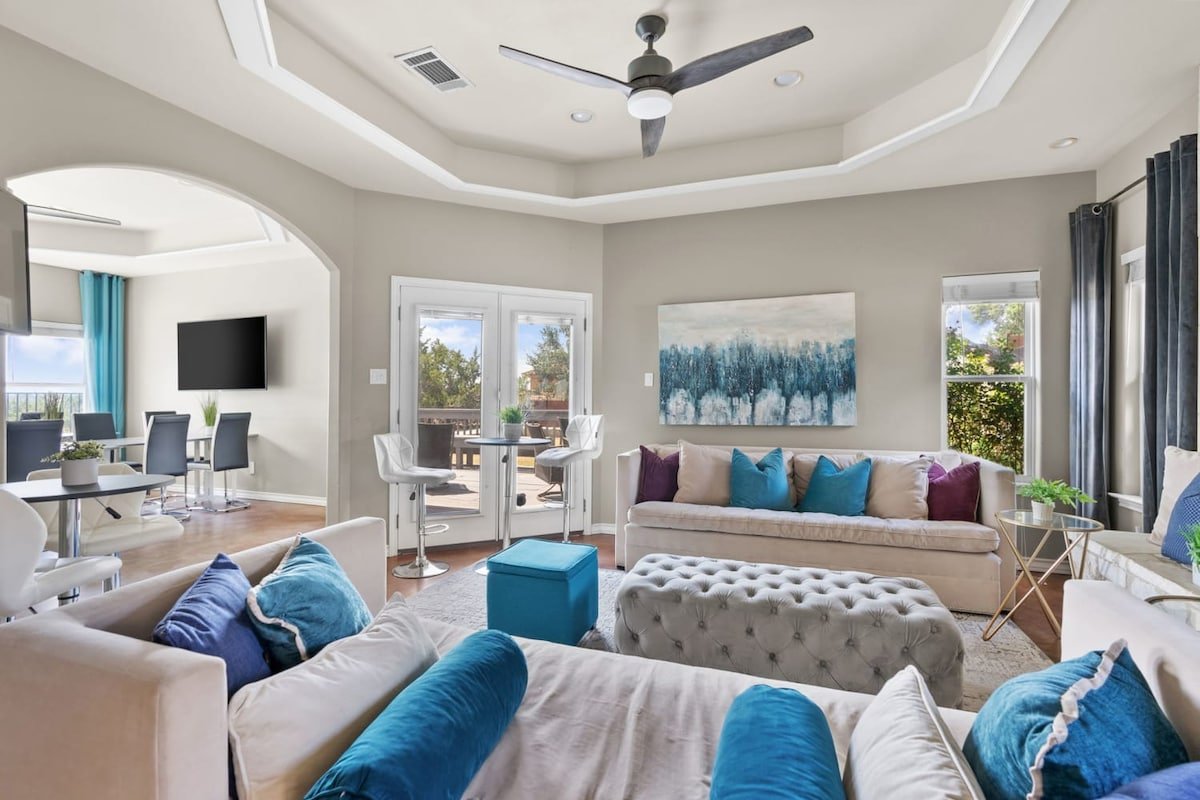 Stunning Lake Travis Estate w/ Spectacular Pool gallery image 3