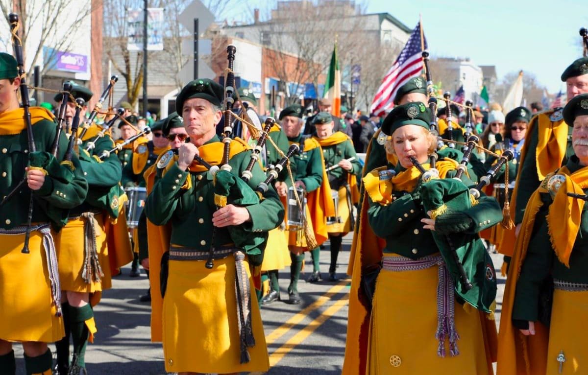 Charming Downtown Home – 4 Car Parking & Backyard! gallery image 3