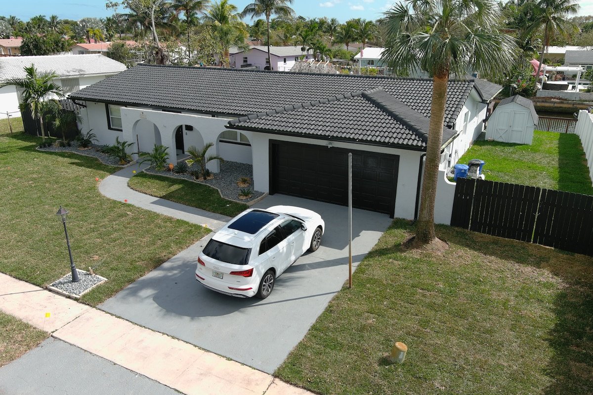 Amazing 3Bd Home Private Heated-Pool. Fence Yard gallery image 5