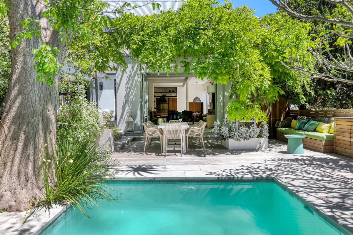 Cheerful home with pool in the heart of the city.