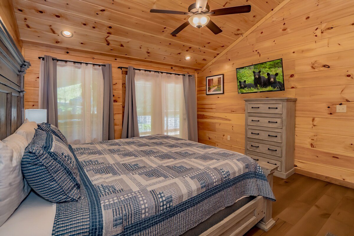 Take A Break: VIEWS*Secluded*Games*HotTub*Wifi*Fir gallery image 3