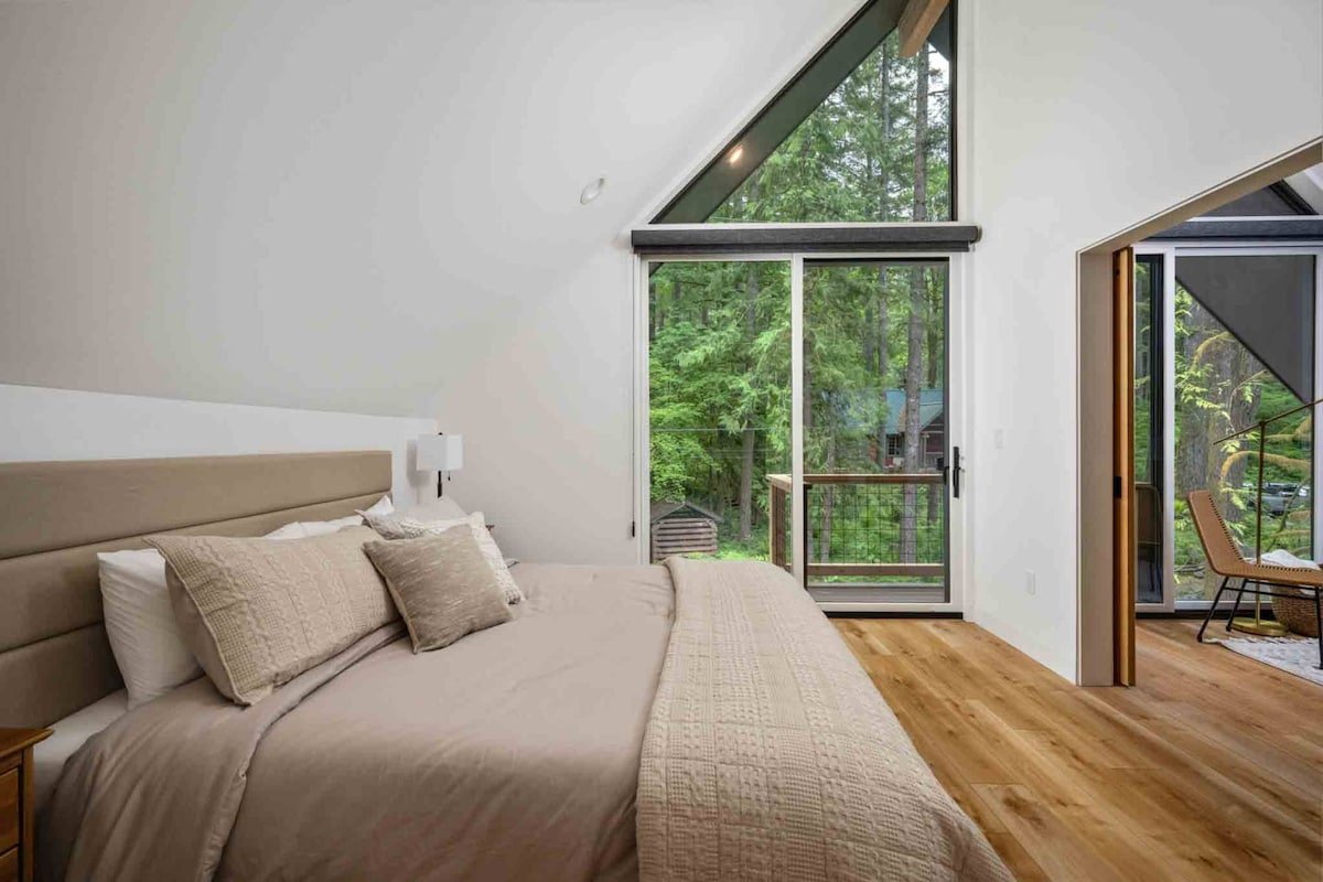 Luxury Mt. Hood Retreat w/ Swim Spa & Game Loft gallery image 4