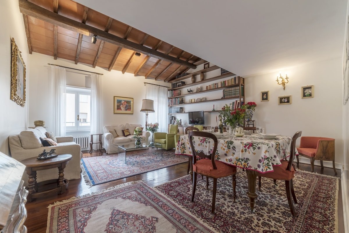 Quiet and classic on two floors, by Trevi Fountain gallery image 5