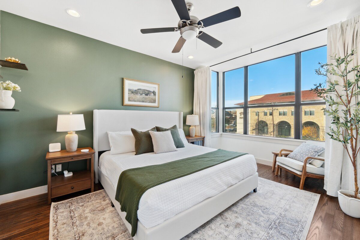 Walk to Magnolia Ave • Luxe Rooftop Patio gallery image 3