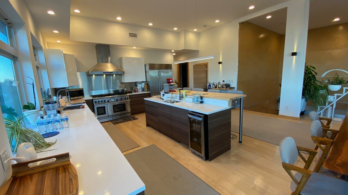 HillTop View,Roof Deck Jacuzzi 5 BdRm 5 bath gallery image 5