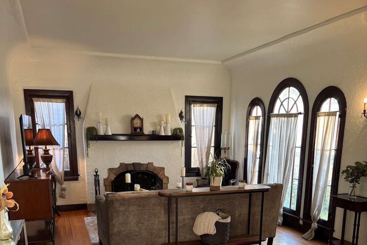 Glendale Spacious Character Home In Prime Location gallery image 4