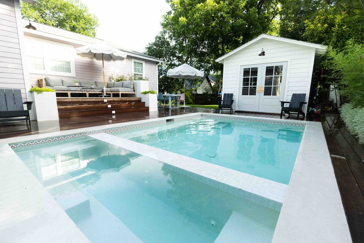 Saltwater Pool + Hot Tub – Ideal Location gallery image 2