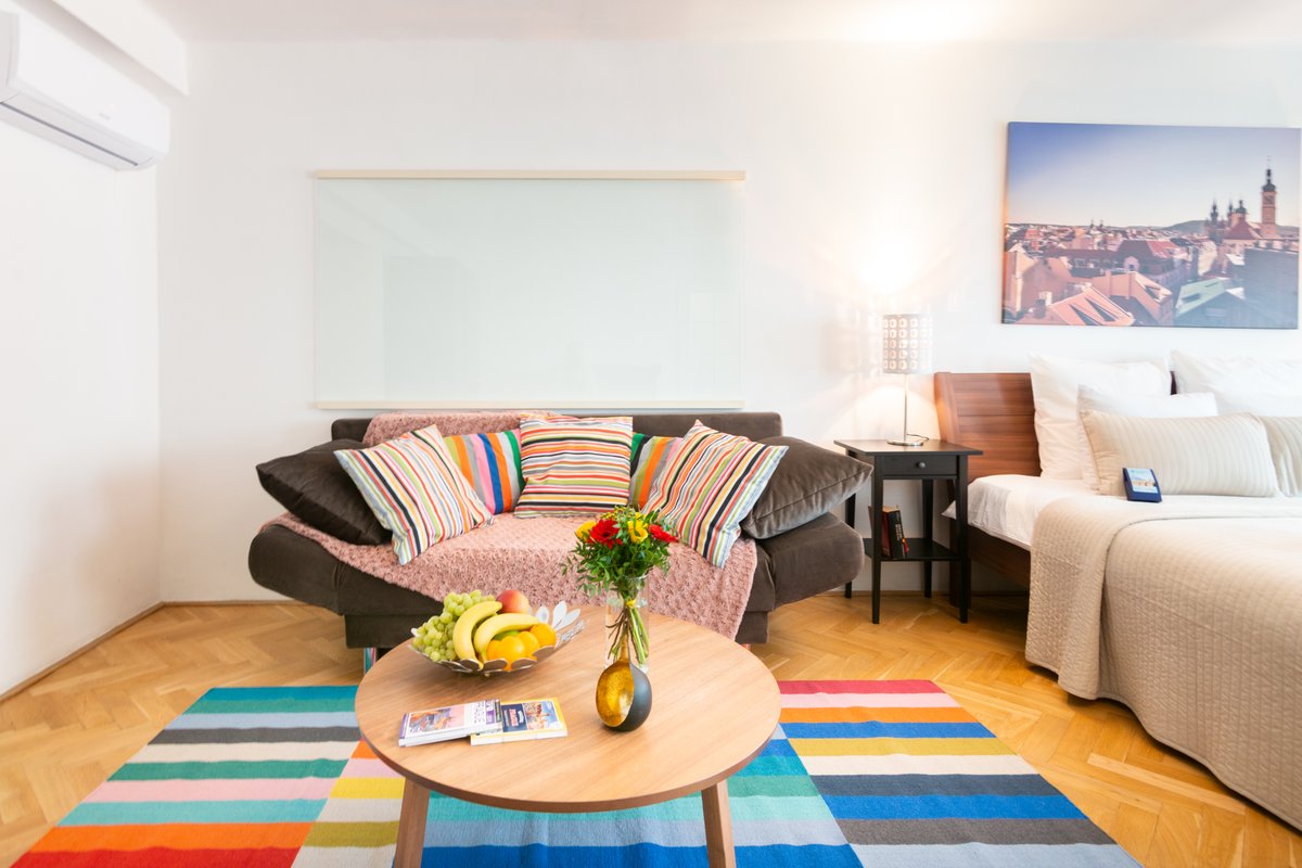 Charming and Spacious Old Town Apartment