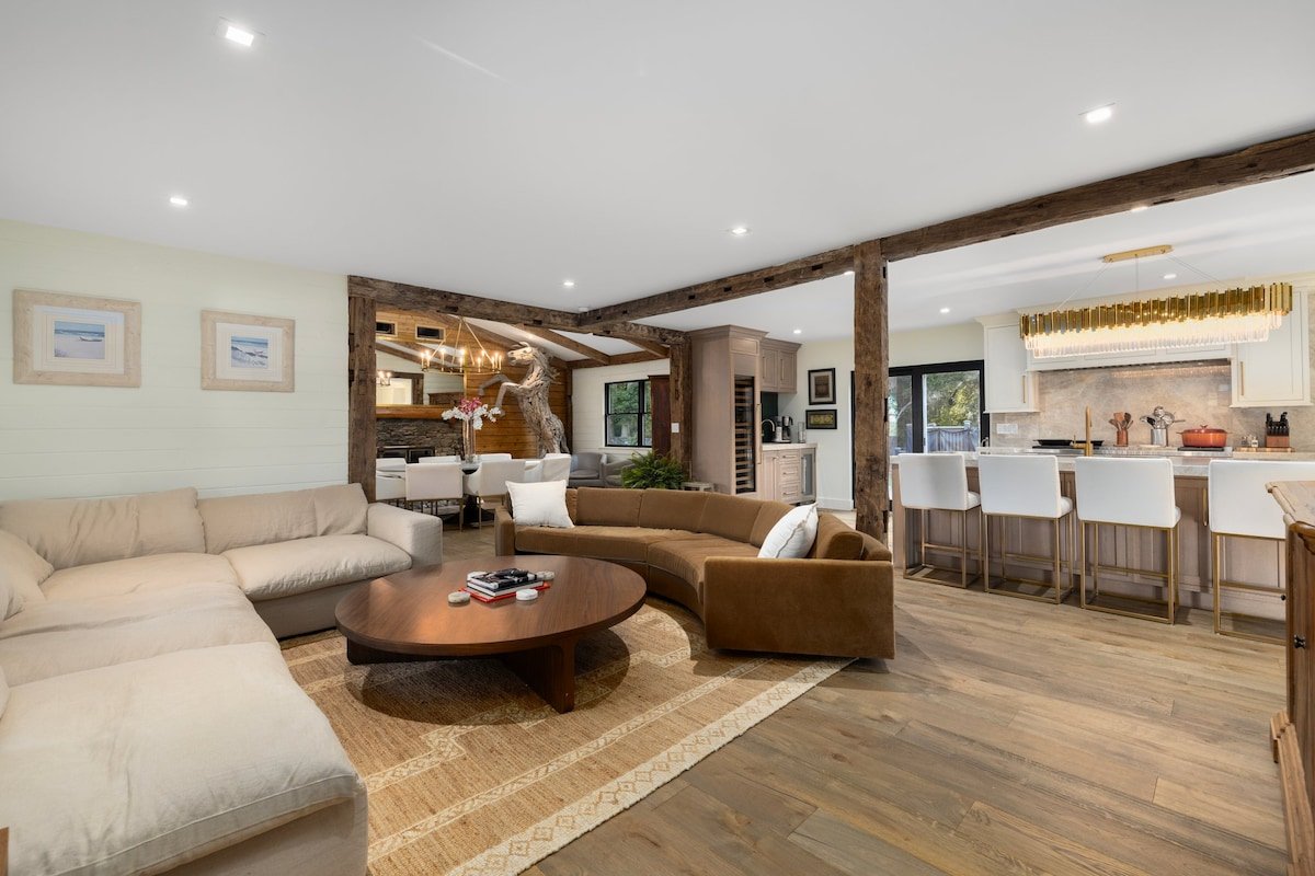 Stunning Farmhouse – Private Pool & Vintage Arcade gallery image 5