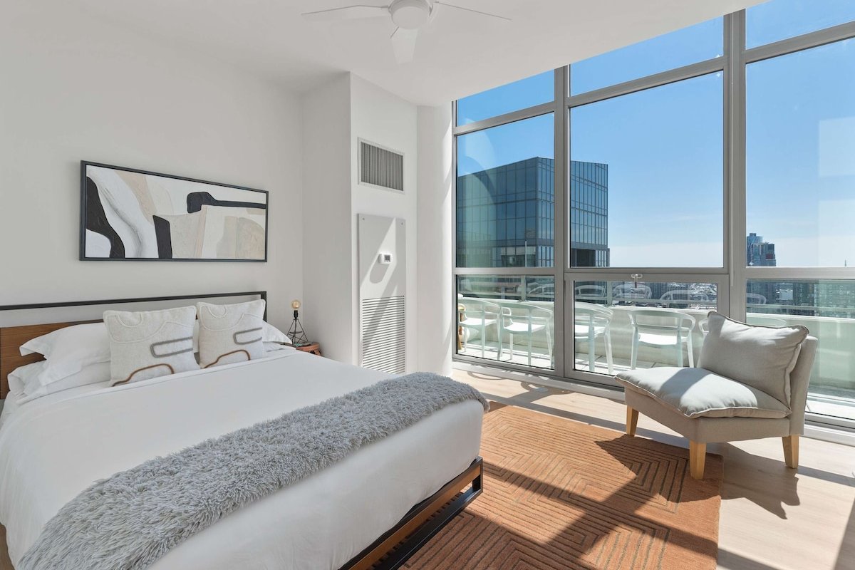 Penthouse Escape + Vibrant West Loop Access gallery image 4