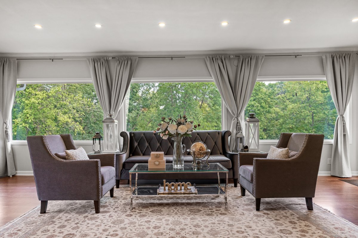 Large Wayzata Home. Close to Everything.