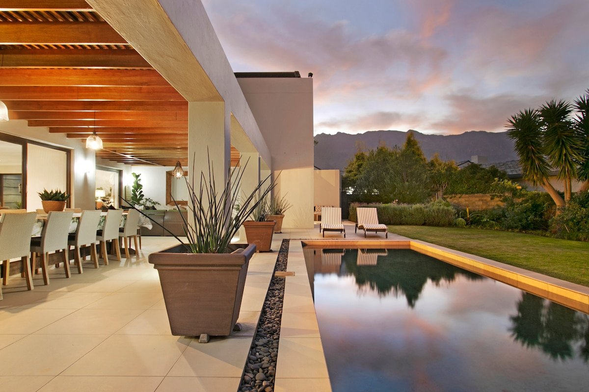 Elegant Urmarah with Lush Garden & Pool gallery image 2