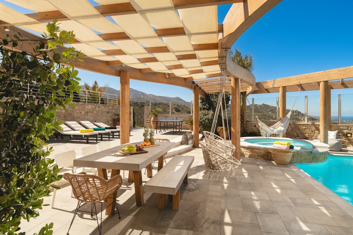 Luxurious Seaview Estate with Infinity Heated Pool gallery image 3