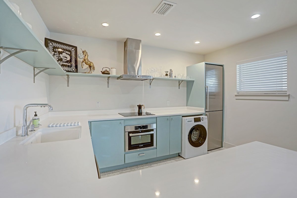 Two Adjacent Condos in Ideal Location! 3 BR/2 Bath gallery image 5