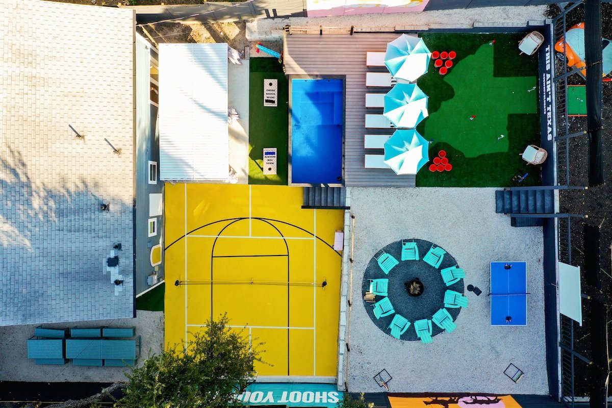 Heated Pool, B-ball, Golf, 3mi Downtown, Sleeps 18 gallery image 2