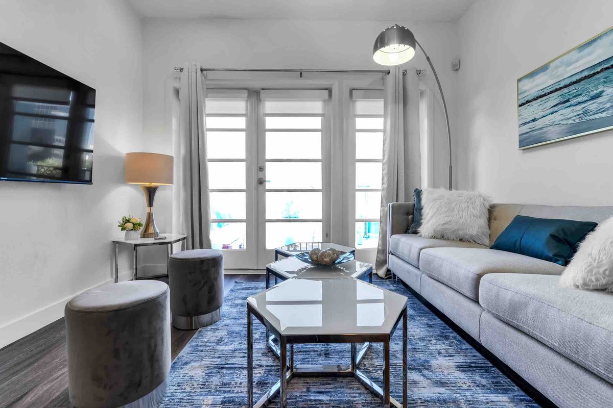 Next to 3rd St Promenade Walking Distance to Beach