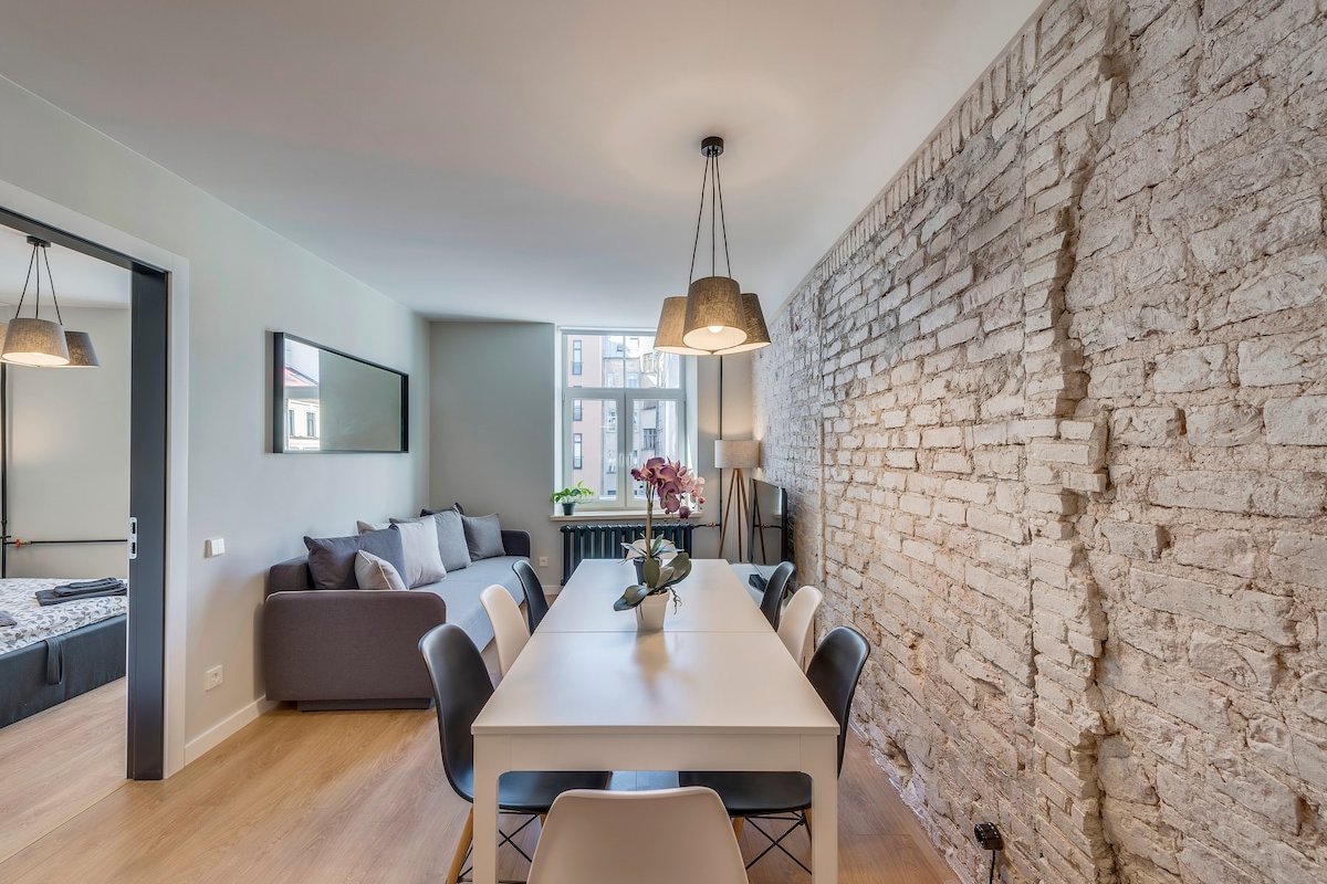 Rare in the heart of Old Town – BLACK & WHITE gallery image 2