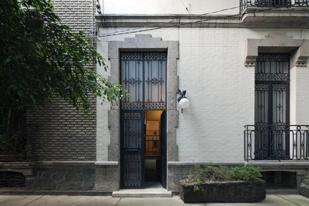 Pianist 1900s house exquisitely decorated. gallery image 3
