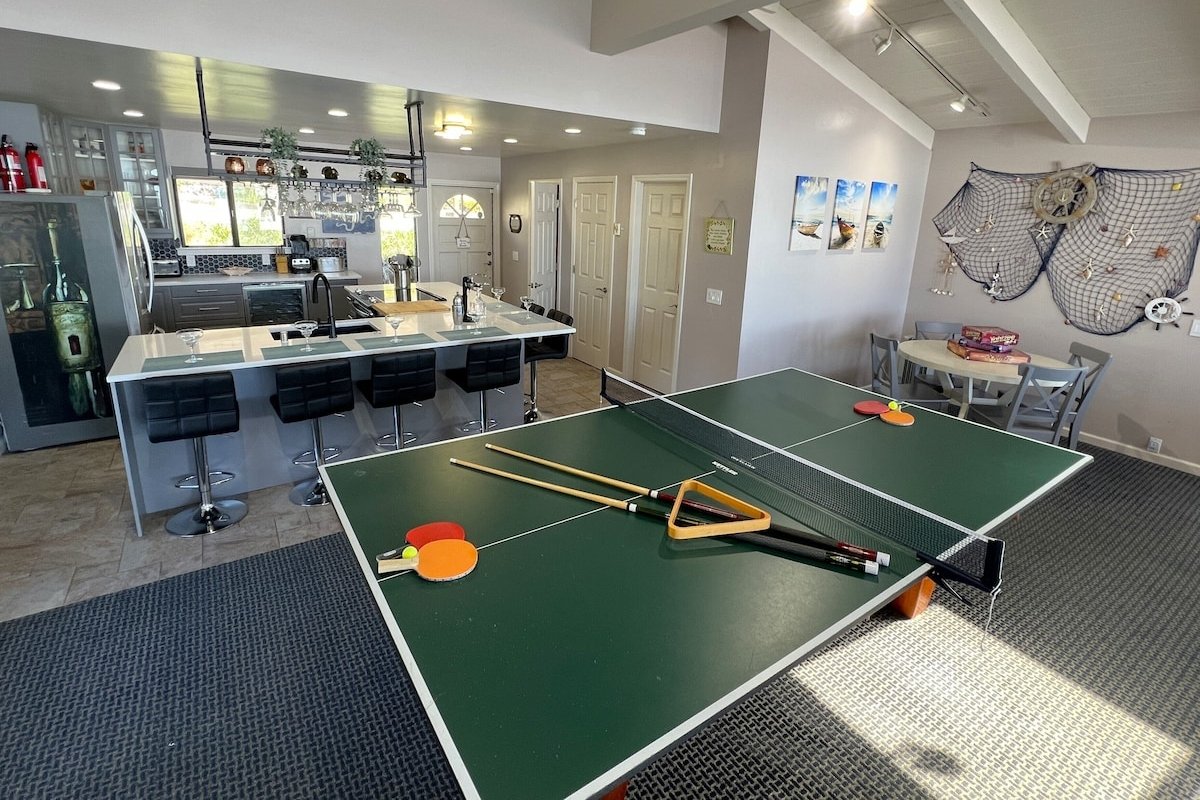 Oceanfront, 2 kitchens, pool table / pong, views! gallery image 3
