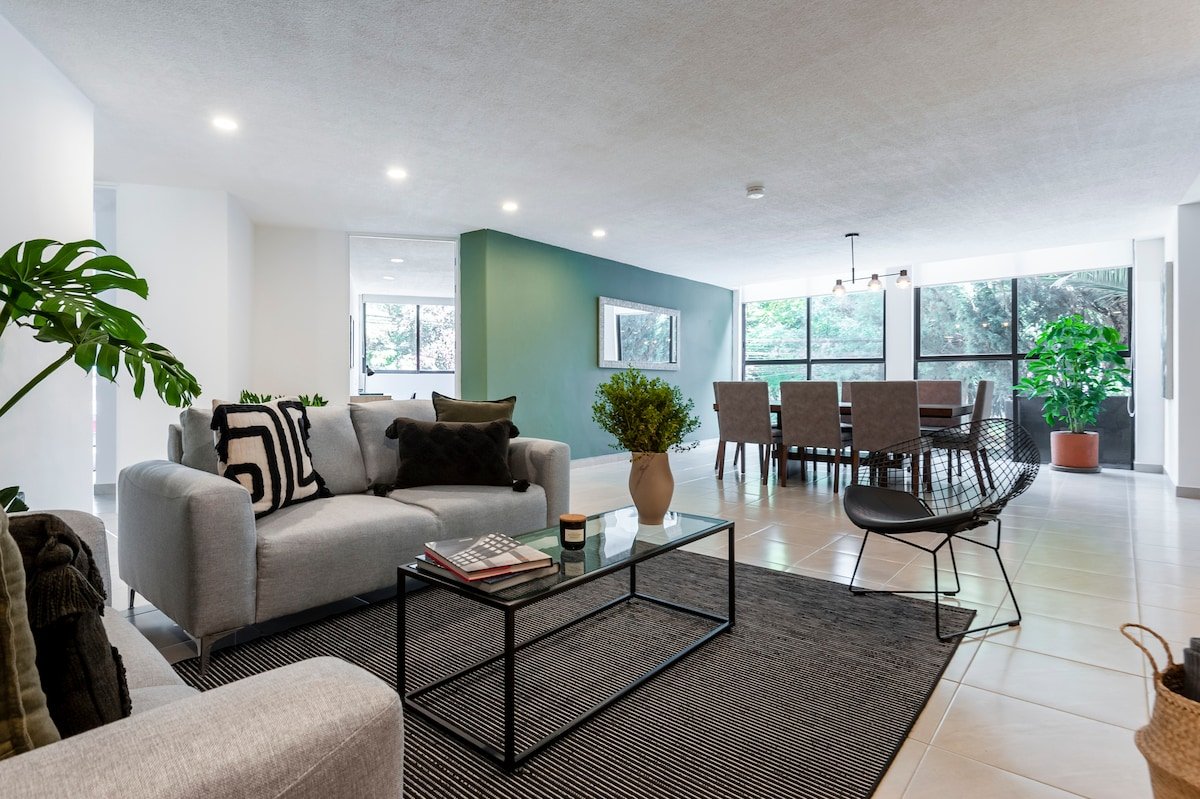 Large 3BR Apartment with exceptional street views gallery image 2