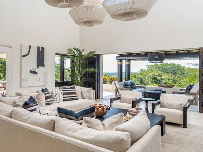 Sleek Four Seasons Private Villa With Ocean Views