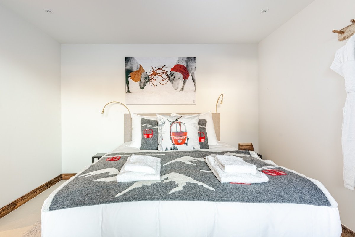 Chalet Cheval Blanc, indoor pool gallery image 4