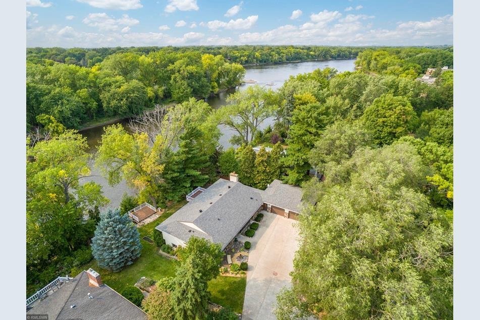 Spacious Riverview Home | Gather, Relax & Soak gallery image 4