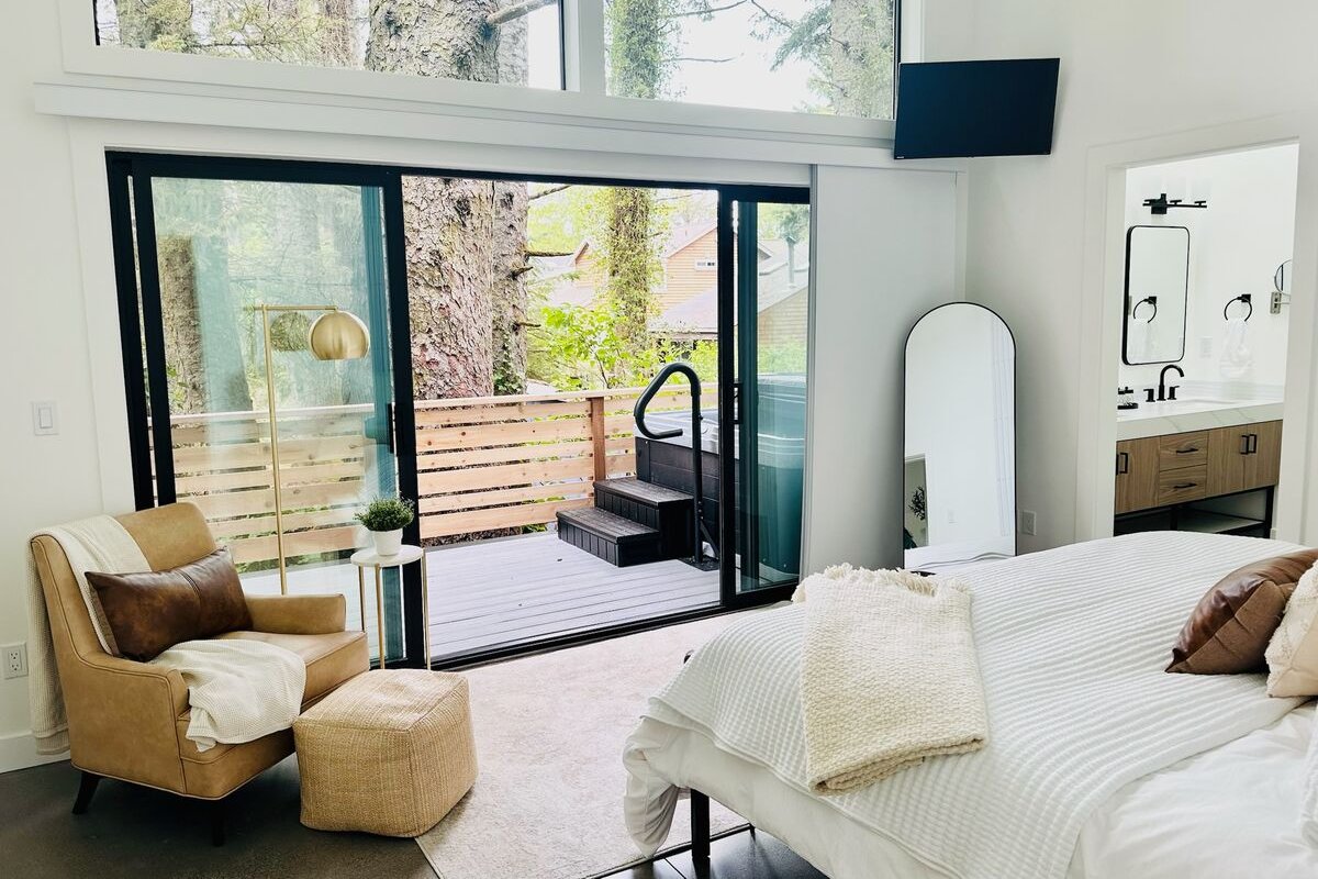 New Modern 3BR Home Hot Tub, Pet Friendly & Deck gallery image 2
