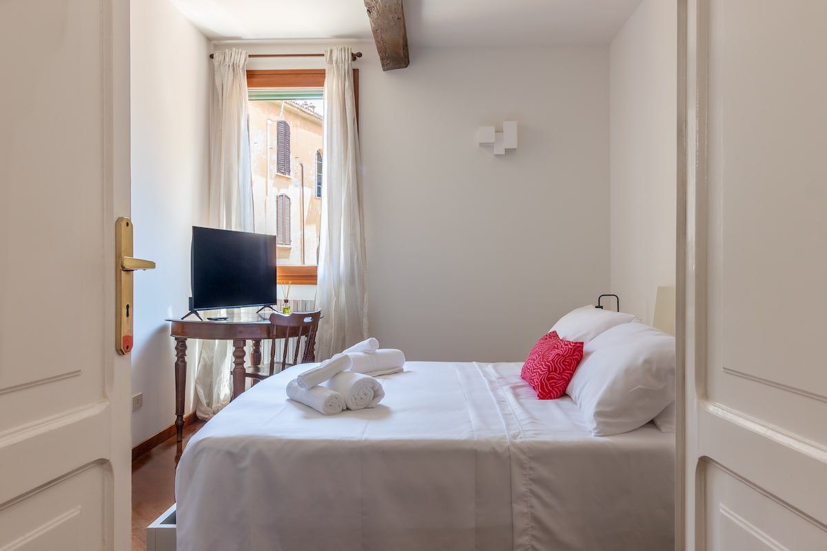 [Bologna Centro] – 12 People & Terrace + 170 mq gallery image 3